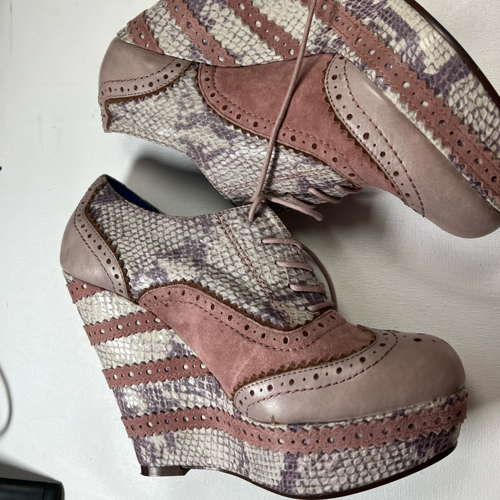 Poetic Licence Funky Wingtip Wedge Shoes Size Eur 39.5 USA 9.5  pink animal heel